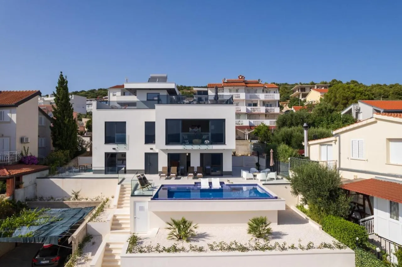 Villa Julian With A Heated Pool의 연락처