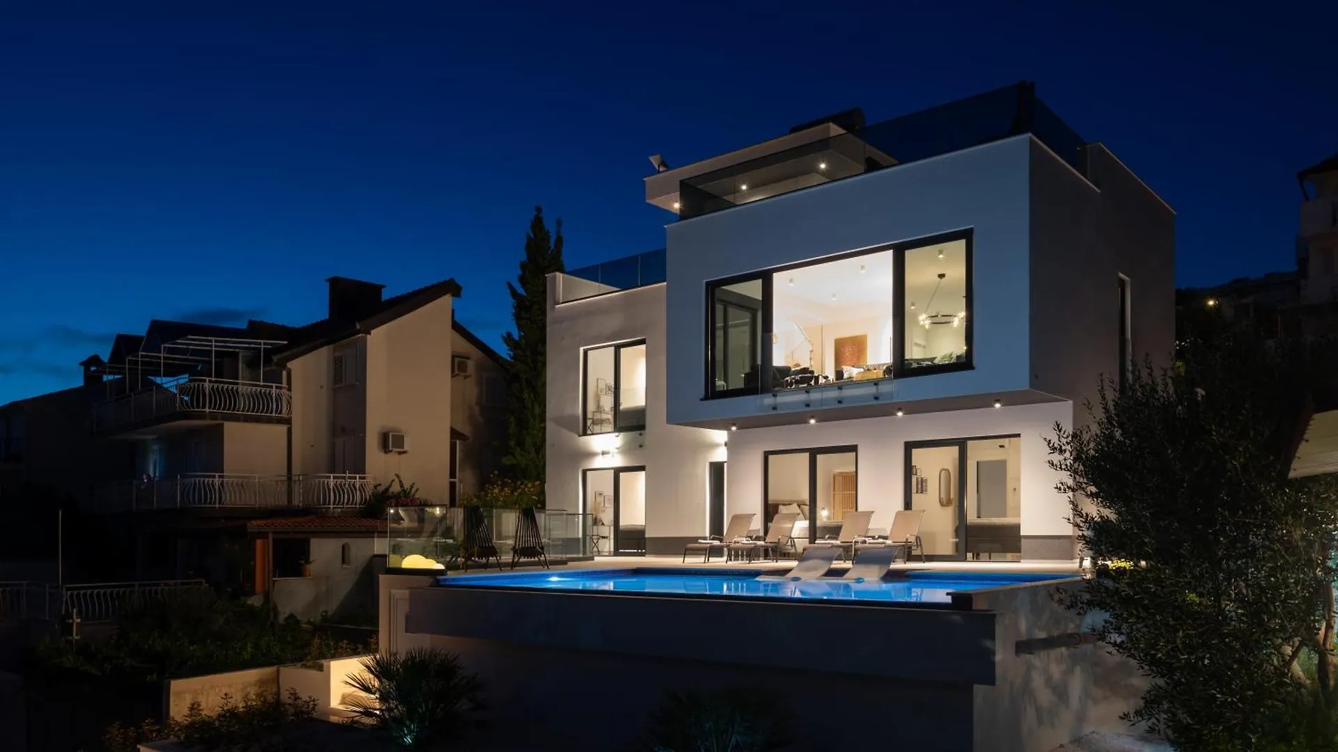 Villa Julian With A Heated Pool 트로기르